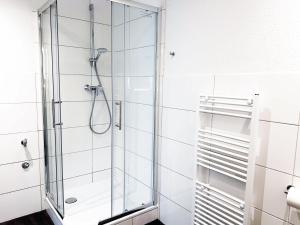 une douche avec une porte vitrée dans une salle de bain dans l'établissement 60qm Apartment mit 2 Betten in Viersen - Central - High ceiling, à Viersen