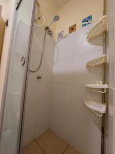 Ένα μπάνιο στο Centrally located apartment fully-aconditioned 1st floor +13 φωτογραφίες