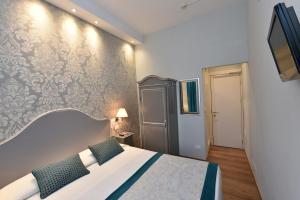 A bed or beds in a room at Hotel Villa Rosa