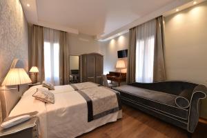 A bed or beds in a room at Hotel Villa Rosa