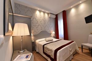 A bed or beds in a room at Hotel Villa Rosa