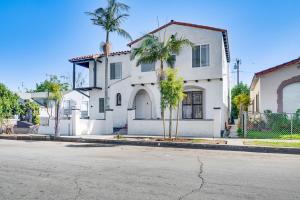 イースト・ロサンゼルスにある7 Mi to Downtown East Los Angeles Apartmentの通りの前にヤシの木が茂る白い家