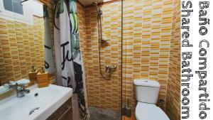 Koupelna v ubytování Alma Canaria Rooms + 37 fotografií