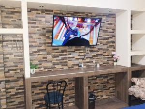 TV a/nebo společenská místnost v ubytování HOTEL BAEZA + 37 fotografií