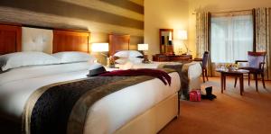מיטה או מיטות בחדר ב-Brook Lane Hotel