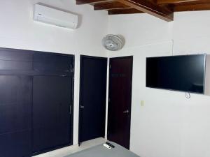 TV a/nebo společenská místnost v ubytování Casa con todas las comodidades en prados del este + 2 fotografie