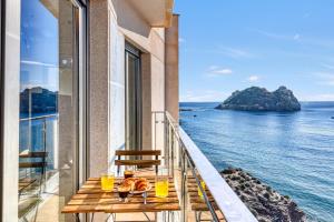 a table on a balcony with a view of the ocean at 2 BR - Above sea - Beachfront in Águilas