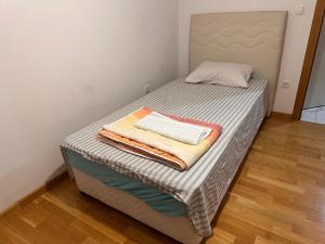 サラエボにあるRooms near the airportのベッド(毛布、タオル付)