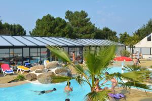 Bazén v ubytování Camping La Touesse nebo v jeho okolí
