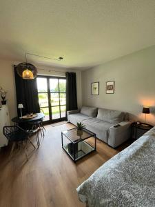een woonkamer met een bank en een tafel bij Apartment in Obernzell in Obernzell