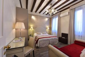 A bed or beds in a room at Hotel Villa Rosa