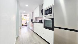 A kitchen or kitchenette at Vistas al mar - Primera línea playa de Malagueta