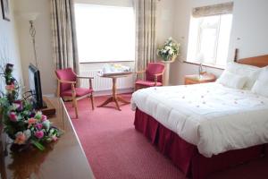 Postel nebo postele na pokoji v ubytování Rhu Glenn Hotel
