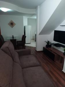 ベロオリゾンテにあるApartamento em Belo Horizonteのソファとテレビのあるリビングルーム