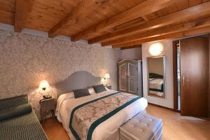 A bed or beds in a room at Hotel Villa Rosa