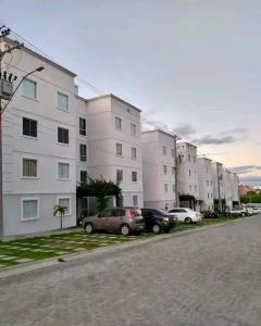a street with cars parked in front of buildings at Apê aconchegante e climatizado - Villa Kennidy in Caruaru
