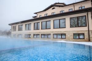Bazén v ubytování Hotel Nikol nebo v jeho okolí