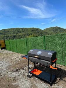 Gril dostupný pro hosty v luxury tent