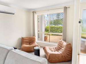 Posezení v ubytování Beach Front Holiday Home with Pool, Prime Location
