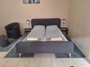 Postel nebo postele na pokoji v ubytování MainStreet apartman