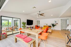 Ruang duduk di 4 Mi to Ocean Bonita Springs Oasis with Heated Pool