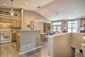 Η κουζίνα ή μικρή κουζίνα στο 10 Mi to Dtwn Colorado Springs Townhome