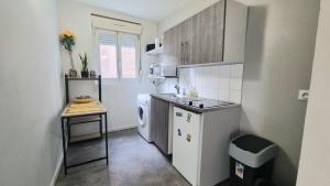 Η κουζίνα ή μικρή κουζίνα στο Chez K&D T2 Jaune Le Havre