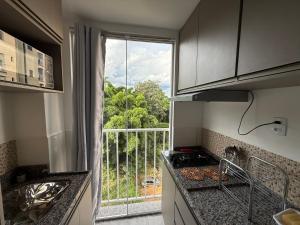 Η κουζίνα ή μικρή κουζίνα στο Flat completo e confortável +5 φωτογραφίες