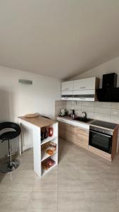 een keuken met een aanrecht en een fornuis bovenste oven bij Panorama Apartment Marija in Stanići