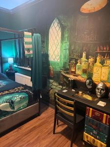 Postel nebo postele na pokoji v ubytování Gryffindor Common Room- Warner Bros Studios & London