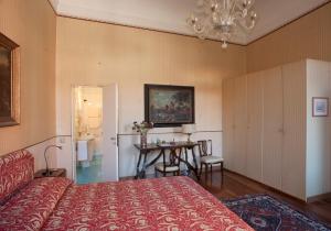 una camera da letto con un letto e un tavolo di Camera doppia con bagno e terrazza a Venezia