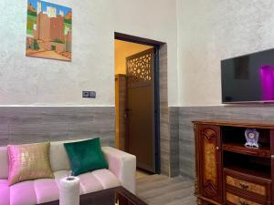 タルーダントにあるAppartement Roudanaのソファと薄型テレビのあるリビングルーム