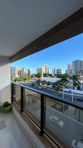 una grande finestra in un edificio con vista sulla città di Centro de Convenções - Smart 204 a Salvador