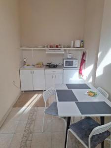 Kuchyň nebo kuchyňský kout v ubytování MainStreet apartman