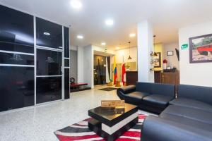 a living room with a couch and a coffee table at Hotel Bicentenario Rionegro in Rionegro