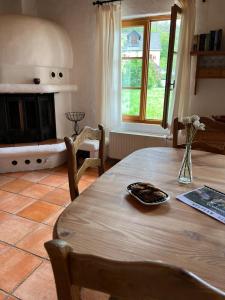 une table et des chaises dans un salon avec cheminée dans l'établissement Traumhafte Auszeit direkt am Nürburgring, à Kelberg
