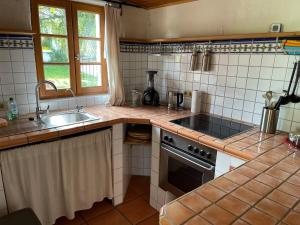 une cuisine avec un évier et une cuisinière dans l'établissement Traumhafte Auszeit direkt am Nürburgring, à Kelberg