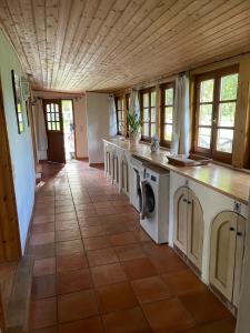 une cuisine avec lave-linge et sèche-linge dans une maison dans l'établissement Traumhafte Auszeit direkt am Nürburgring, à Kelberg