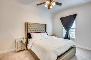una camera da letto con un letto e un ventilatore a soffitto di 6 Mi to Lake Lewisville Chic Retreat in Frisco! a Frisco Altre 32 foto