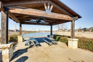un rifugio per picnic con due tavoli da picnic e un lago di 6 Mi to Lake Lewisville Chic Retreat in Frisco! a Frisco