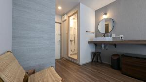 une salle de bain avec un lavabo et un miroir dans l'établissement Yonagunijima Hotel Munbu Stay Higawahama - Vacation STAY 14748v, à Sonai