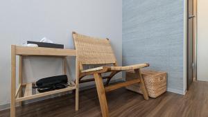 une chaise en bois assise à côté d'un bureau en bois dans l'établissement Yonagunijima Hotel Munbu Stay Higawahama - Vacation STAY 14748v, à Sonai 3 autres photos