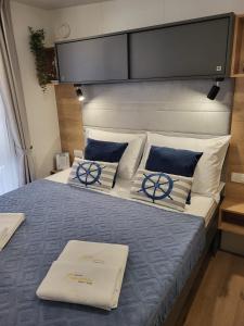 Ένα ή περισσότερα κρεβάτια σε δωμάτιο στο Slavonica mobile home