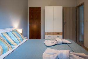 A bed or beds in a room at The Prickly Pear Apartment