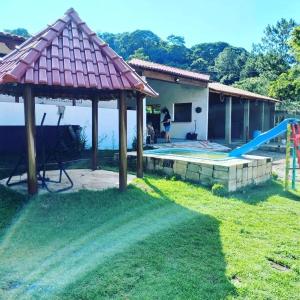 una casa con un tobogán y un parque infantil en Recanto dos Bois de Sela, en Dom Viçoso 37 fotos más