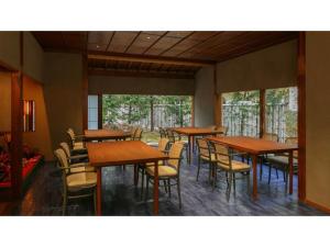 佐賀市にあるRyokan Akebono - Vacation STAY 95569vの部屋内のテーブルと椅子