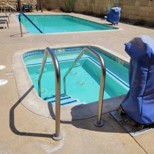 Best Western Plus Coachella Valley Inn & Suites内部或周边的泳池