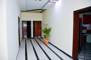 ラーワルピンディーにあるMehmaan Lodgeの白壁の廊下 +32枚の写真