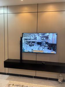 a flat screen tv hanging on a wall at شقه حي شهار الشطبه بالطائف غرفتين in Taif