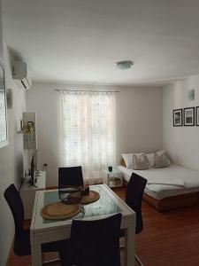 a room with a bed and a table with a laptop at lino in Ivan Dolac